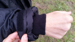 Nohavice na traky s tepluk a chrnia cel spodn as tela aj v silnom vetre  aj v dadi alebo snehu