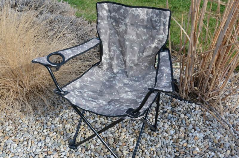 Rozkladacia stolička v kamuflážnej farbe