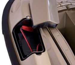 Doby� akumul�tor na lodke PRISMA 4 je ve�mi jednoduch� a netreba ni� rozobera� a otv�ra� a jednoducho a prakticky sa nab�ja