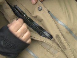  Zateplen kapuca je do detailov prepracovan  a ochrni cel as hlavy a cel as krnej asti