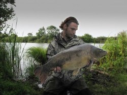  Krsny plesk v tmavom sfarben a v pozad spokojn rybr ktor je stle v suchu a teple v luxusnom obleen GEOFF ANDERSON