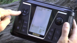  V�aka v�konn�mu vysiela�u dok�ete kontrolova� zav�aciu lo�ku PRISMA 5 a� do vzdialenosti 720m