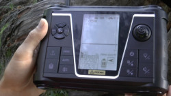  2 motory - 2 komory - 2 klipy na mont� - nosnos� a� 3kg - farebne odl�en� pozi�n� svetl� - dosah viac ako 700m - to s� zav�acie lo�ky PRISMA