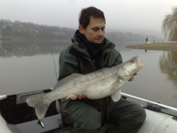 Kr�sny �lovok zub��a v chladnom obdob� spr�jemnil ryb�rovi zase ryba�ku a to zase aj v nepremokavom oble�en� od GEOFF ANDERSON kde je budna ve�mi tepl�