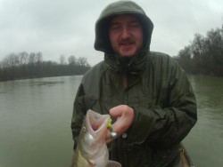  Spokojn� ryb�r v oble�en� GEOFF ANDERSON  a zateplenej bunde aj do najv��ieho extr�mu