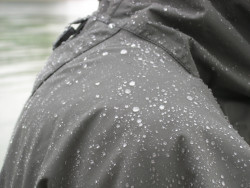  Poriadny lejak a nepremokav� bunda od GEOFF ANDERSON v�s zanechaj� v suchu aj pri takejto prietr�i mra�ien