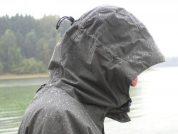  Jasn� d�kaz toho �e ryb�r je spokojn� a �e aj na �lne �i pramici sa v tomto oble�en� budete c�tit naozaj skvele