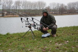  Nepremokav�  kapuc�a ktor� chr�ni cel� hlavu a cel� kr�n� �as� po�as zl�ho po�asia na ka�dej v�prave za rybami