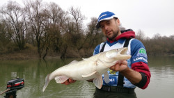  Po celom Slovensku je spokojn�ch aj ve�a kapr�rov ktor� tr�via pri vode na v�prav�ch za kaprami naozaj ve�a �asu v ka�dom po�as�