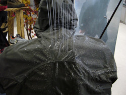  Testy ktor� sme robily s touto nepremokavou bundou zaujali cel� Slovensko a jasne sme dali najavo kde je najv��ia kvalita v nepremokavom oble�en�