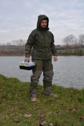  Oble�enie je na ryby ako stvoren� a je anozaj do ka�d�ho po�asia a bahno a �pina je �ahko umyte�n� bez toho aby oble�enie premoklo