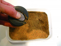   krmivo sa vloz do olovenej plniacej misky