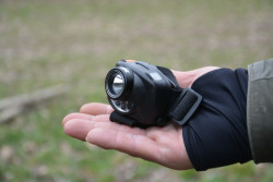 elovka na hlave vyzer skvele kde mono na detailnom zbere vidie aj hrub gumiku okolo hlavy ktor dr pevne a neere na hlave ako in tenk gumiky