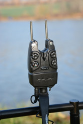 Vetky tri signaliztory zberu umiestnen na stojane a pripraven na nadstavenie a ohlasovanie kadho kontaktu z nstrahou