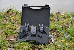 Pohad na kufrk v pevnom preveden je vbornou ochranou proti pine a nrazom - kufrk obsahuje tri signaliztory zberu a k nim jeden prposluch pre vetky tri signaliztory