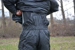  Bon vrecko kapsov na nohaviciach je tie vborne prekryt a nevpust do vntra iadne vlhko ani neistoty