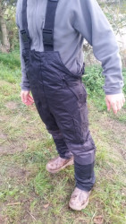 Detailn pohad na pevn zipsy  aj na nohaviciach aj na bunde s zkladom teplho a kvalitnho obleenia