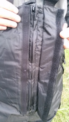 Detailn zber na pevn zipsy ktor s vborne prekryt po celej asti a tak brnia neistotm aby zapadli do zipsu alebo aby neunikalo iadne teplo cez iadne otvory na vye