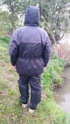 Cel komplet zo zadnej asti vyzer v tomto tmavom preveden naozaj vborne a pri vode ns vborne zahreje a ochrni pred vodou a silnm vetrom