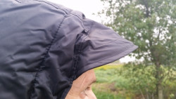 ilt na zateplenej kapucni je vbornm doplnkom tohto vemi teplho obleenia ktor presvedilo u mnoho rybrov o jeho tepelnch vlastnostiach