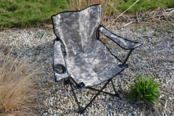 Rozkladacia stolička v kamuflážnej farbe