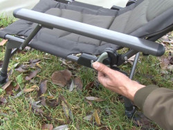  Detailn zber na kvalitn klbov pku na bonej strane kresla pre dokonal sedenie pri kadej polohe a v kadom terne