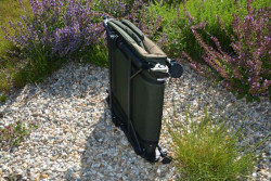 Lehtko so iestimi nohami a vankom