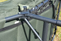 Lehtko so iestimi nohami a vankom