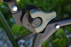 Lehtko so iestimi nohami a vankom