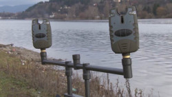  Pevn trojnoka sa d peve postavi na jedno miesto a stabilizova pomocou teleskopickch ast tohto stojanu so signaliztormi a podperami pre udice