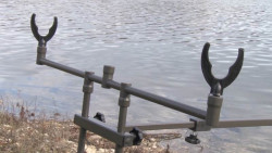  Detailn zber na zadn as stojanu a podbierkami na udice umiestnen na pevnch rohatinkch tohto stojanu ktor vm ponkame