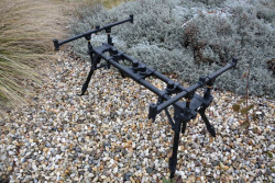 V�suvn� no�i�ky umo��uj� umiestni� stojan aj medzi kamene �i do nerovn�ho hlinen�ho ter�nu - alebo na �trk �i lov vo vysokej tr�ve alebo lov medzi kon�rmi