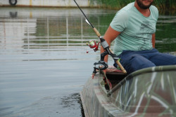 Univerzlny driak FASTEN na tye a zbradlia