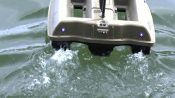 Na korme zavacej loky M2 njdete modr pozin svetl - led didy signalizujce stav batri - prcu komr a klipov na mont