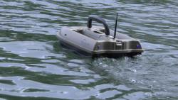 Pre pohodln prenos a uloenie na vodu je zavacia loka M2 vybaven sklopnm madlom